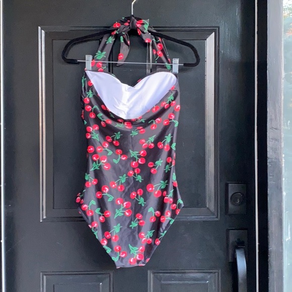 Pin-up cherries swimsuit - Picture 5 of 16